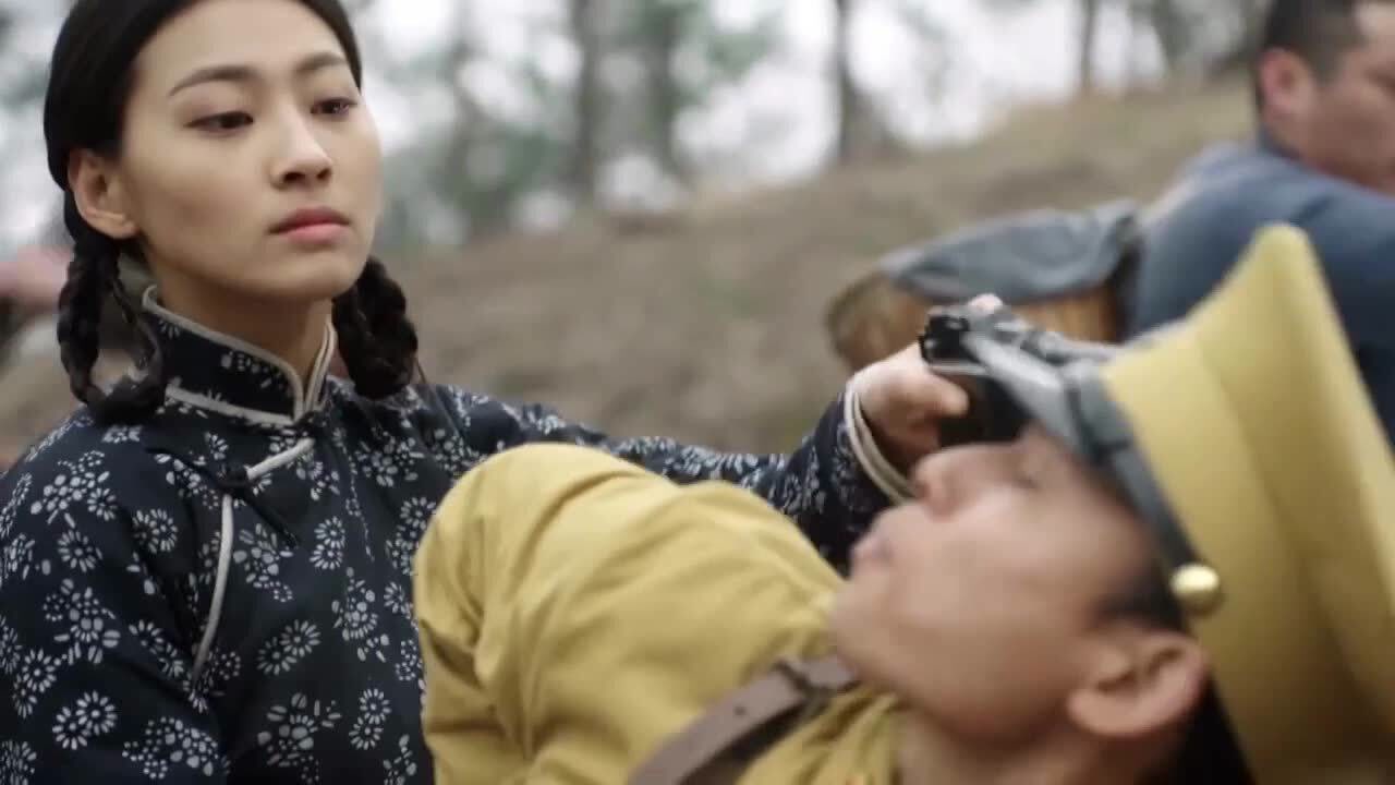 战天狼:汉奸敬酒不吃吃罚酒,还想占便宜,方碧怡直接卸了他的枪
