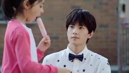 我是你的咩咩phone:手机人咩咩暖心照顾着小美的日常生活