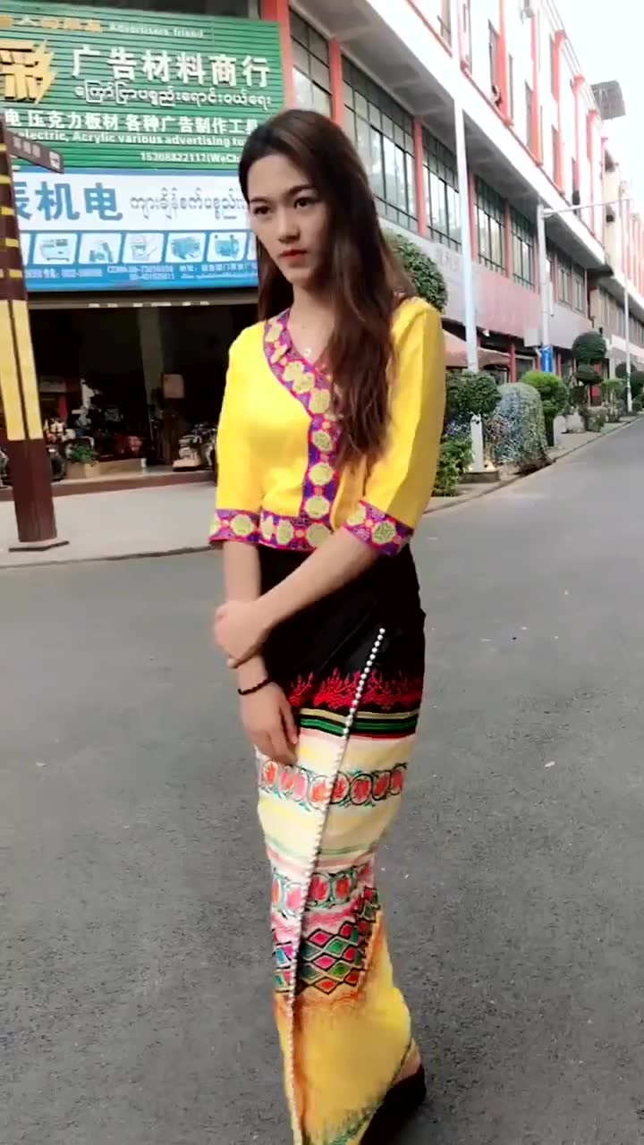 缅甸小姐姐一身缅甸特色服装,连衣裙尽显小姐姐身材,长发飘飘!