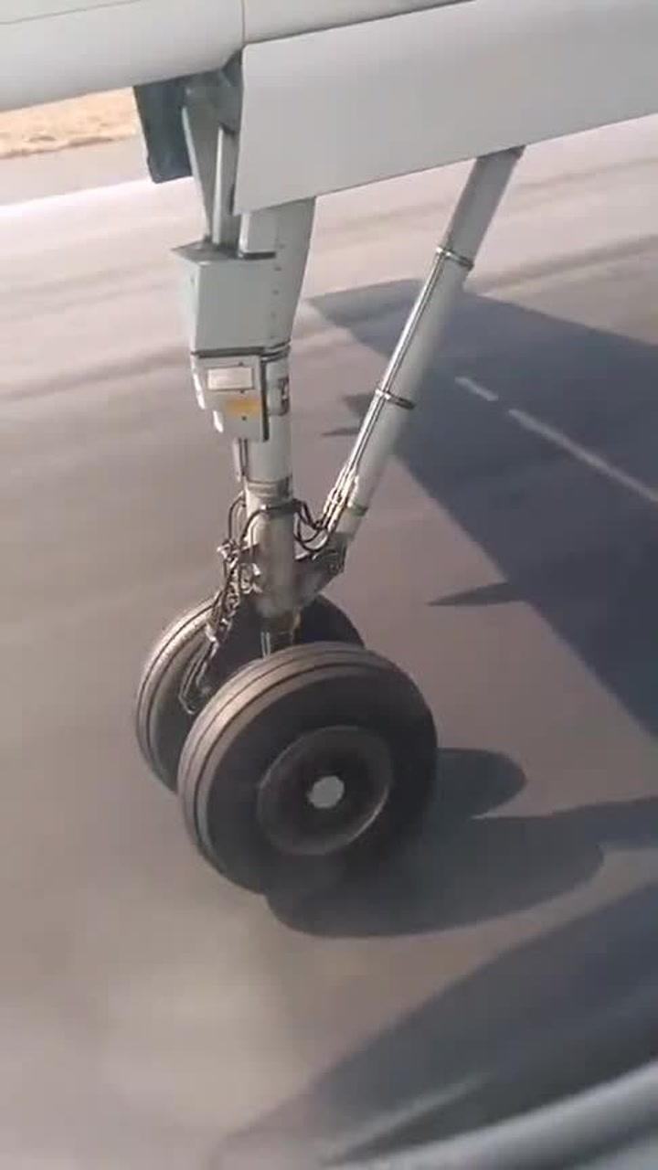 飞机落地的时候,前轮是这么着地的,不看这个还真的不知道