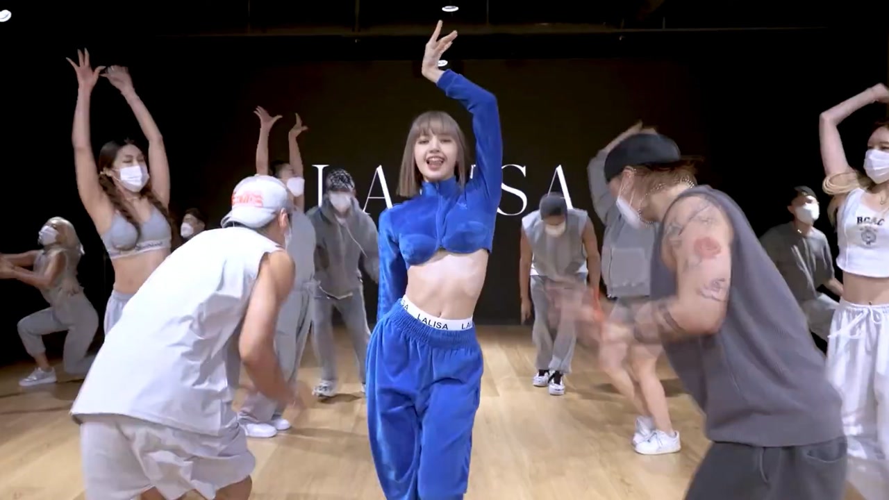 lisa《lalisa》舞蹈练习室视频公开,slay全场的辣梨!