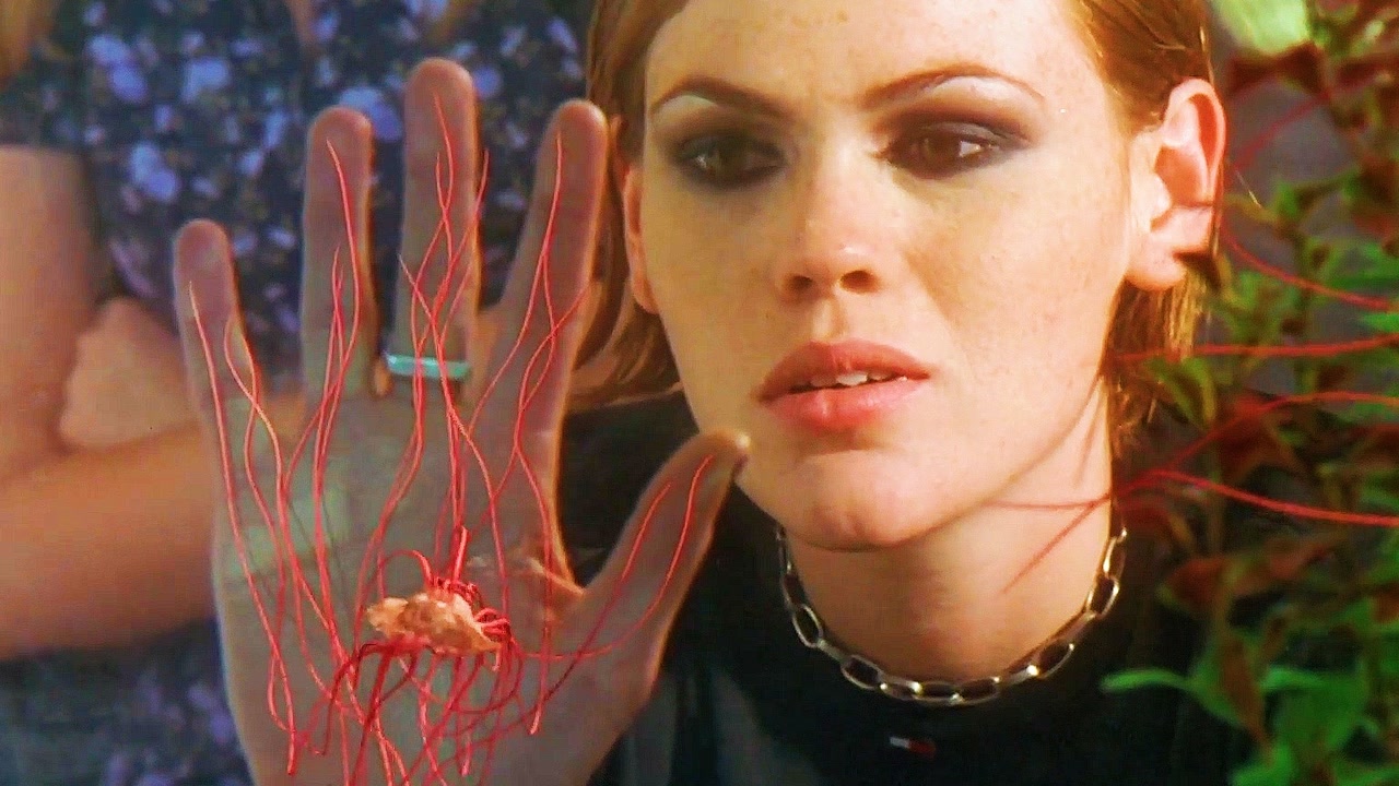 学校突然出现诡异虫子,触碰的人都被控制大脑身体,从而失去意识