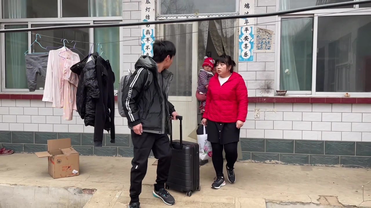 鹏鹏丹丹小夫妻出远门,临走杰森要求轮流抱,与农哥舅汇合心踏实