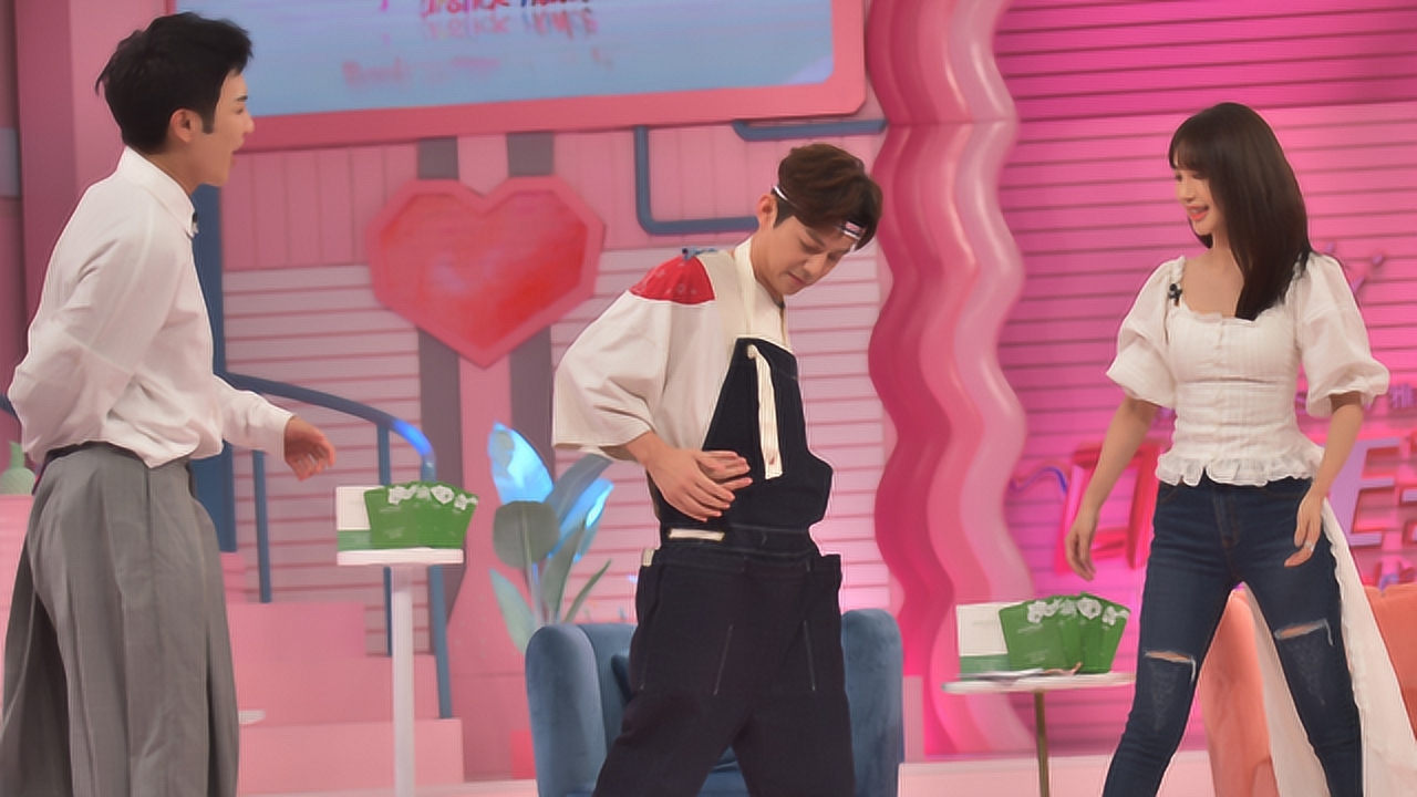 【口红王子】李菲儿介绍自己化妆台 看口红狂人有哪些色号?