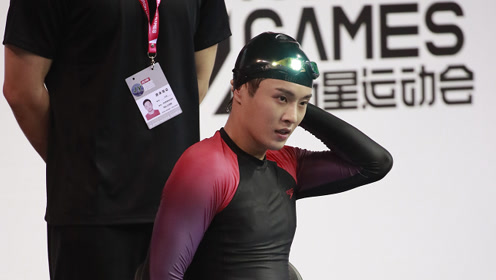 腿上装了小马达 李汶翰带热血赛区破男女混合游泳接力赛会纪录