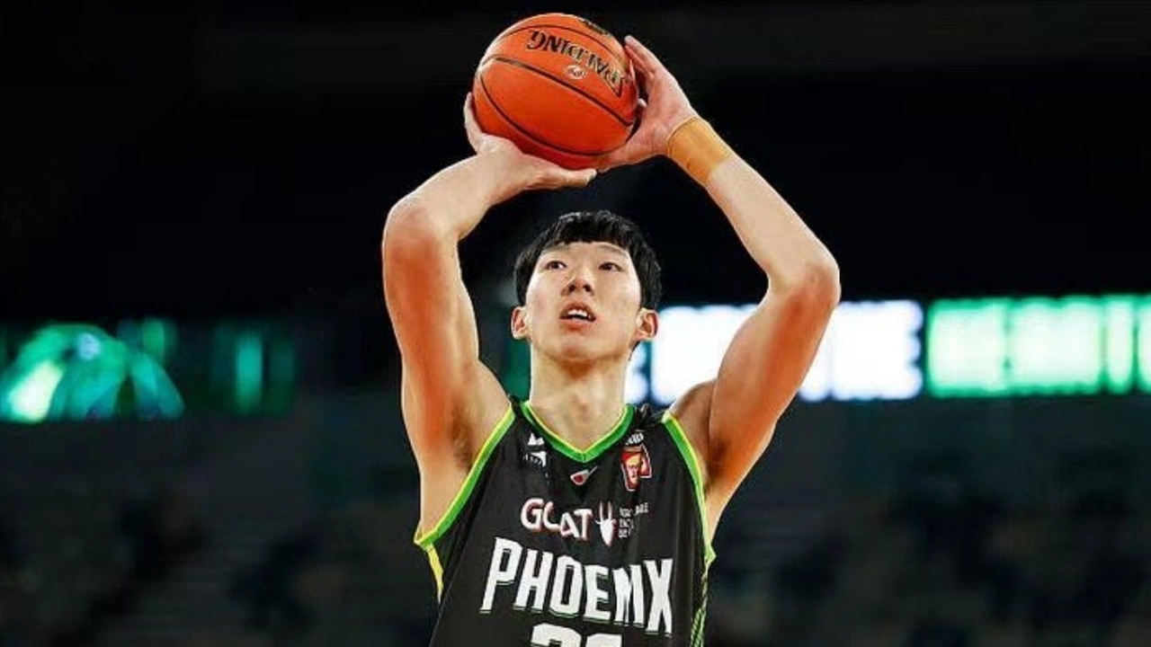 这台案子跟小腿一样高！周琦飞到悉尼来了一场乒乓对决