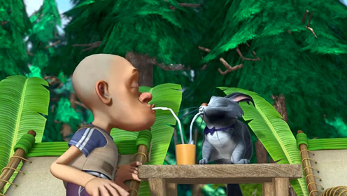 熊出没:光头强被肥波救下,和肥波一起喝果汁