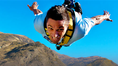 蹦极篇:男子挑战世界最高蹦极233米高度,看着都颤抖