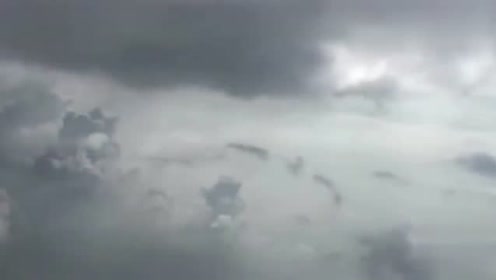 男子乘飞机拍风景，意外拍到不明飞行物UFO飞过！的图片