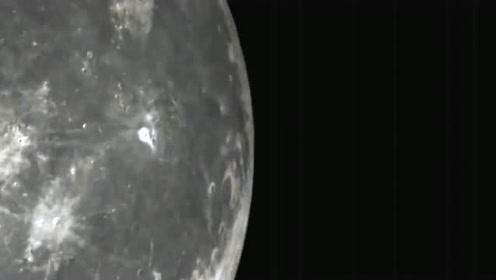 天文望镜拍摄到一个UFO飞离月球的图片
