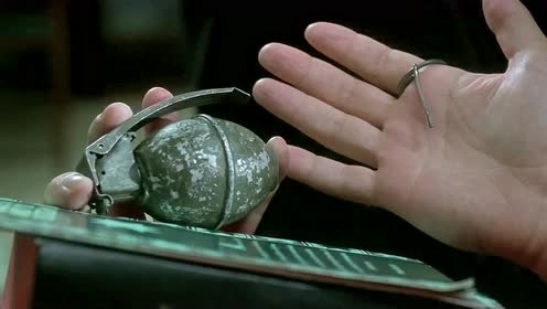 杀手打开门的一瞬间,手榴弹的拉环已经打开了!