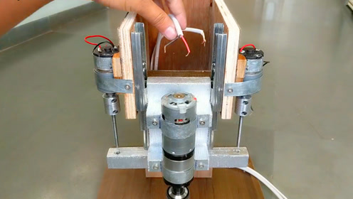 小伙自制迷你钻床,看他用过后,大家都竖起了大拇指