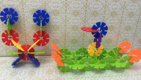 用雪花片给朵朵,小猪佩奇拼螃蟹和小船,益智玩具积木游戏