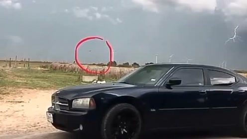 目击视频！神秘的“不明飞行物”飞过德克萨斯州的风暴的图片