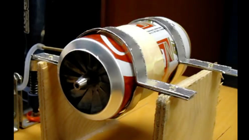 易拉罐废物利用,牛人测试自制的喷气发动机