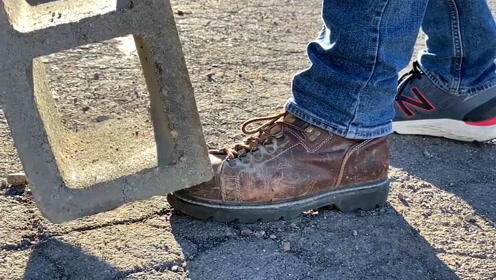 国外老哥穿了一双铁鞋,拿大锤砸都没事,专门找硬的东西踢