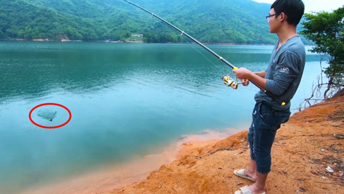 农村小权哥:冬天钓鱼就是爽,5分钟不到,上钓2条