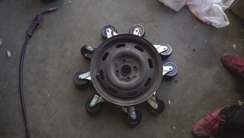 转向轮焊接到汽车车轮上,你见过吗?当汽车移动时所有人都笑了