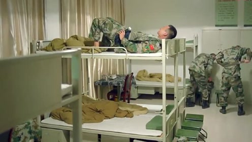 部队紧急集合,新兵起床才发现自己的装备还没领,幸好有个好战友