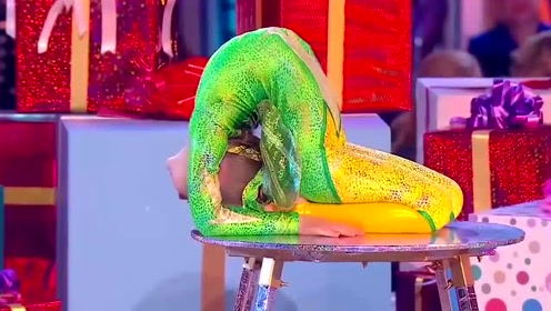 绿衣女孩表演柔术,任意解锁高难度动作,好精彩的表演