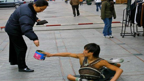 那些假装残疾人乞讨的"职业乞丐",日进斗金!看完别不信!