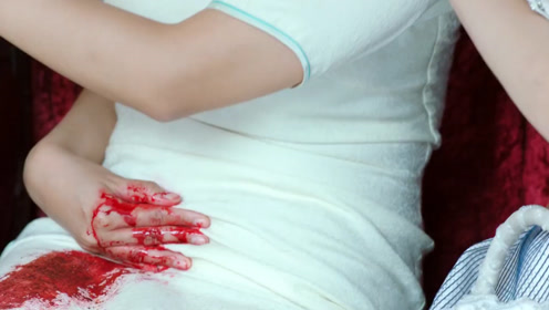 同伴腹部中弹危在旦夕,美女卧底决定铤而走险,下一个举动太大胆