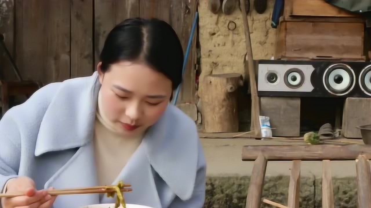 姐姐亲自下厨做菠菜手擀面,秋妹嫌没味道下了两斤辣椒,吃完太上头了