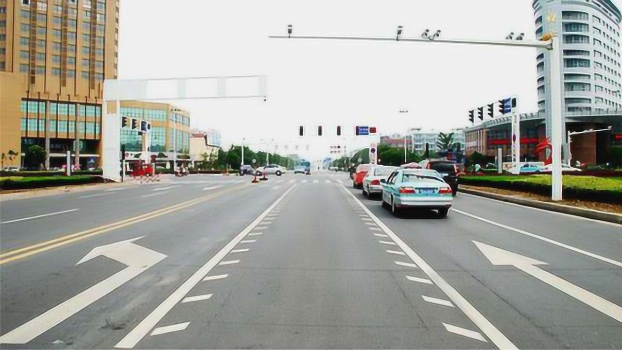 锯齿状可变车道到底怎么走?这次终于明白了,不用再担心走错扣分