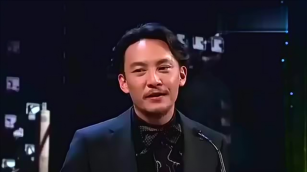 黄渤上台颁奖,一开口调侃旁边张震,被对方一个眼神吓得连退3步
