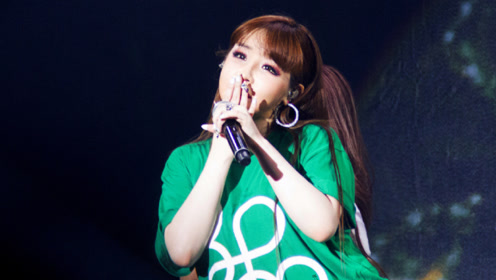 心中唯一的芭比公主!2ne1朴春颜值回春,在舞台上独自美丽