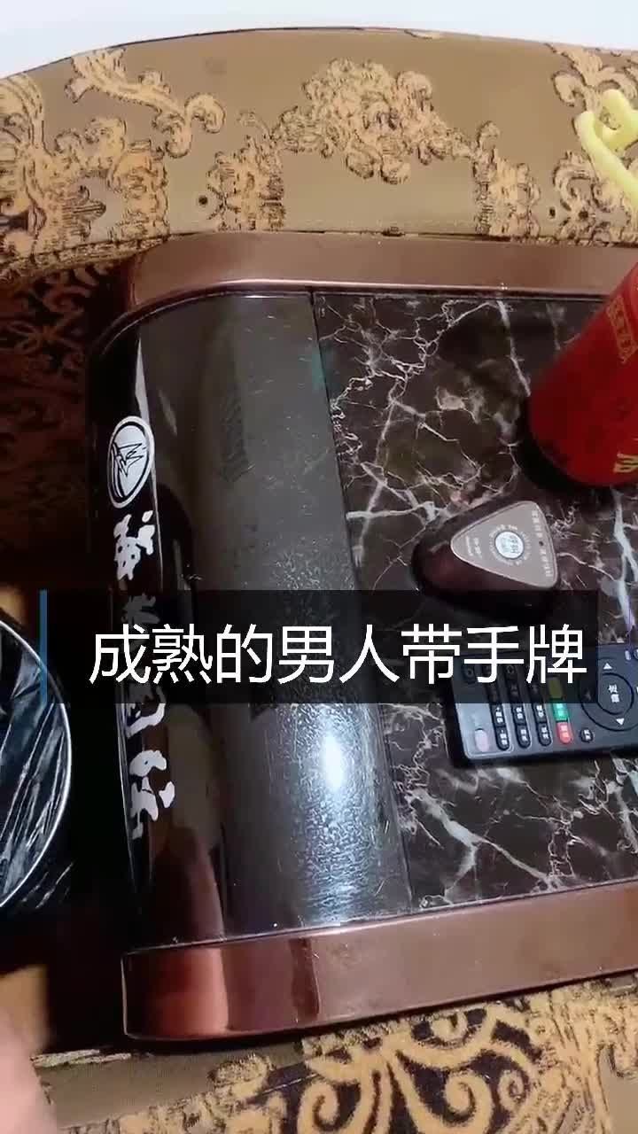 幼稚的男生都喜欢戴手表,像我们这种成熟的男人都是带手牌