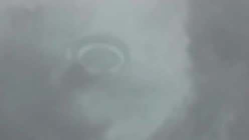 仰望天空竟在云层中拍摄到UFO画面，这也太清晰了的图片