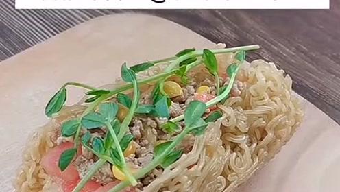 吃货的手艺,教你拉面玉米卷的做法,光听那咔嚓声就馋了!