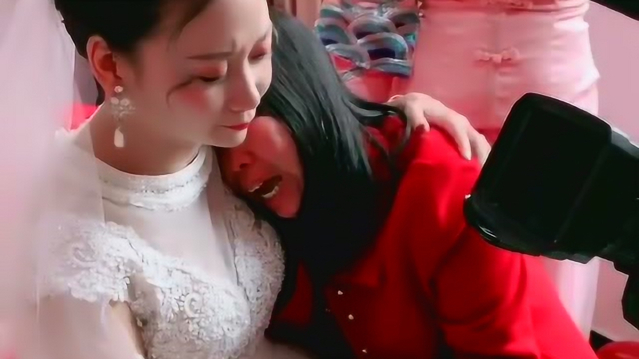 女儿出嫁当天,妈妈抱着女儿哭成了泪人,舍不得让她离开