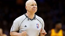裁判也疯狂！盘点NBA赛场裁判们的五大囧瞬间