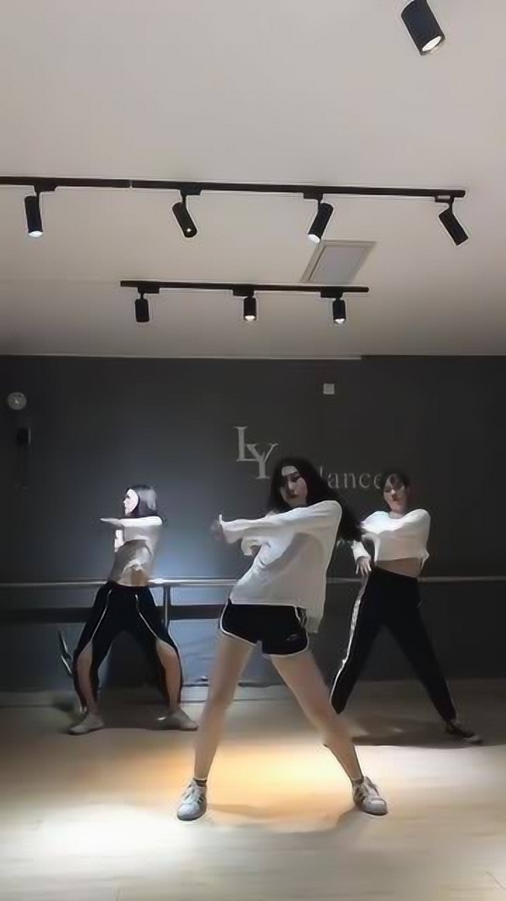 最近这个视频火了,美女跳舞简直太迷人了,女生看了都会动心!