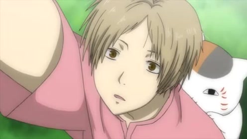 夏目友人帐:三三这大肥猫,趴在夏目的肩膀上,赘肉耷拉下来