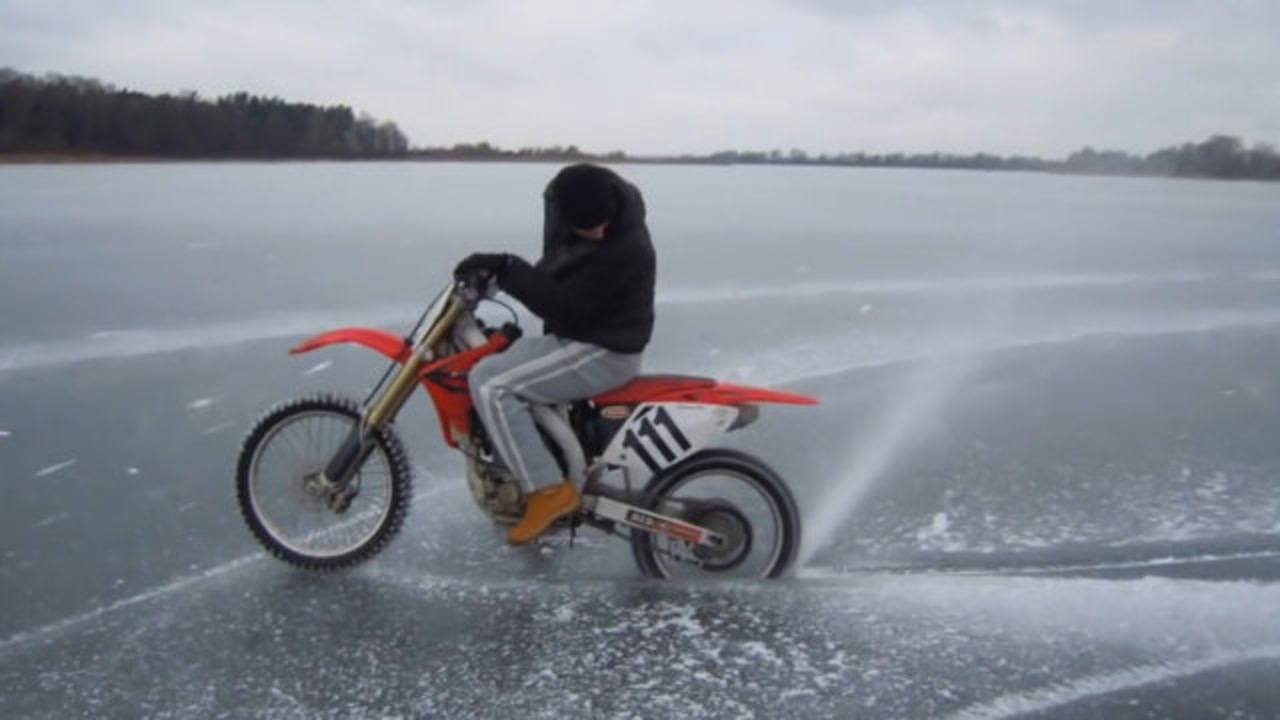 将摩托车驶入冰面,油门一拧,才知道啥叫切割机!