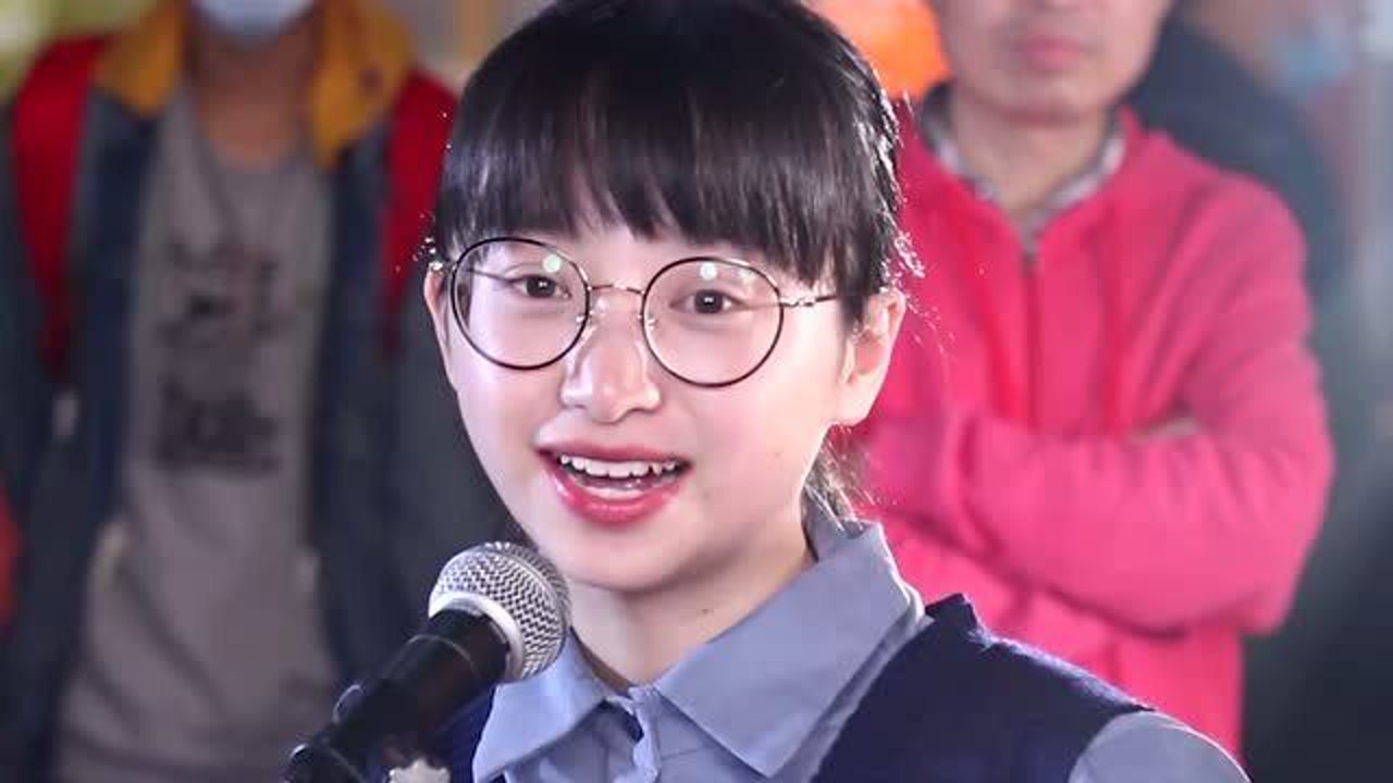 观众现场点歌《青城山下白素贞》小姐姐声音清脆悦耳唤醒儿时回忆