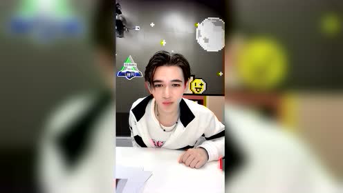 庆怜正在直播 挑战新鲜事物