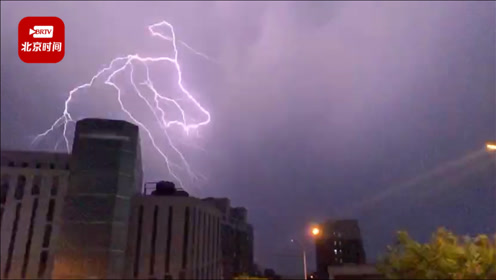 [图]北京夜空电闪雷鸣 迎来今年首场雷雨