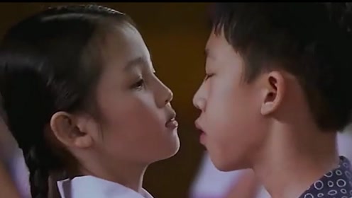 小男孩跟女同学亲亲,天真的以为会怀孕,电影《小孩不笨2》 #电影