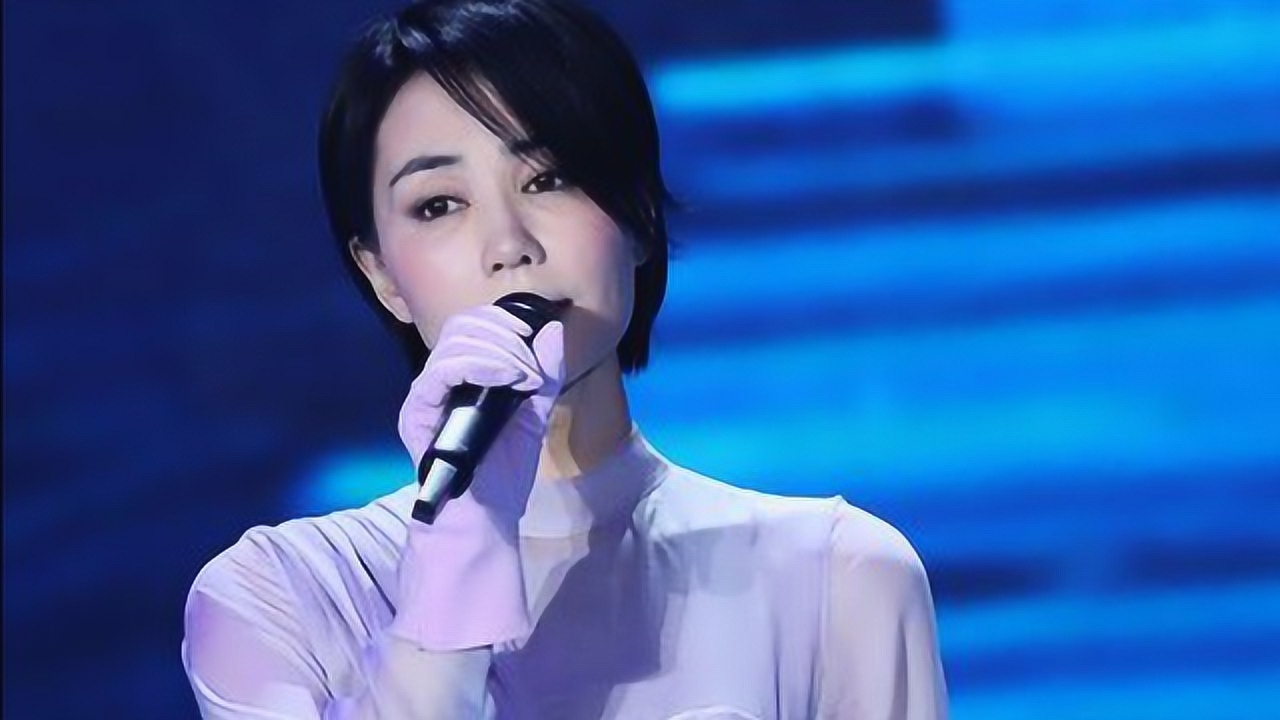 王菲在台湾演出演唱过眼云烟一开声现场沸腾了