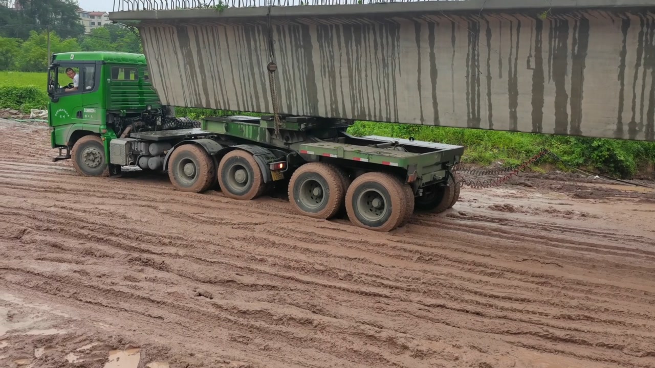 a2驾驶员驾驶九轴大件车,在泥巴路倒车难度有多大