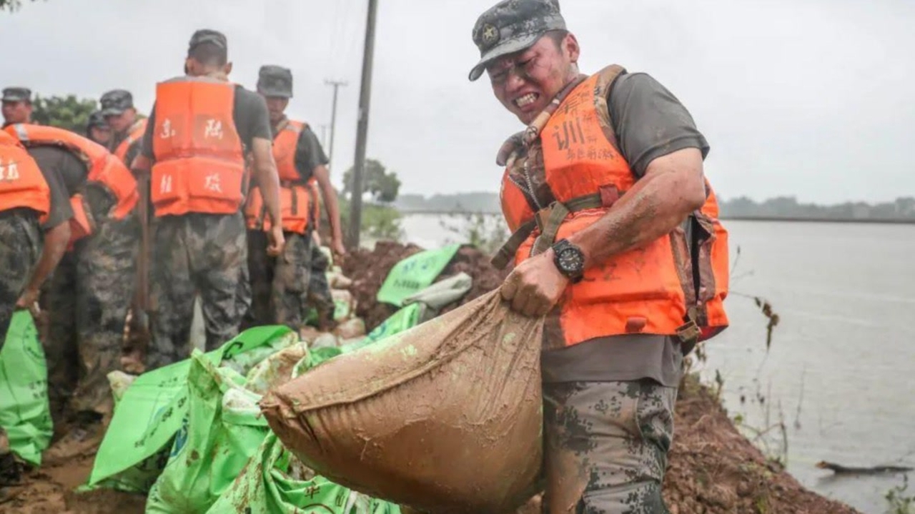 朱之文一首《为了谁》,致敬98年的抗洪英雄,每次听都忍不住流泪