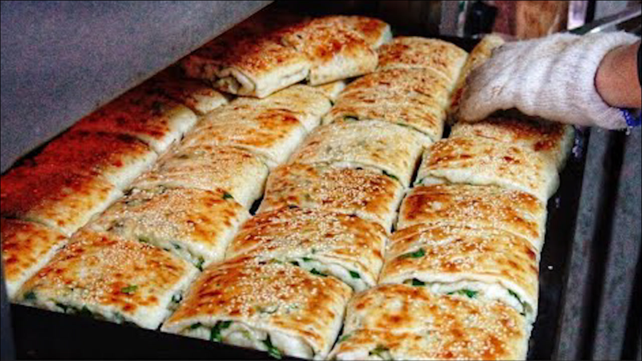 河南大叔卖葱花大饼,开店15年无招牌,一天只营业3小时,来晚吃不到!