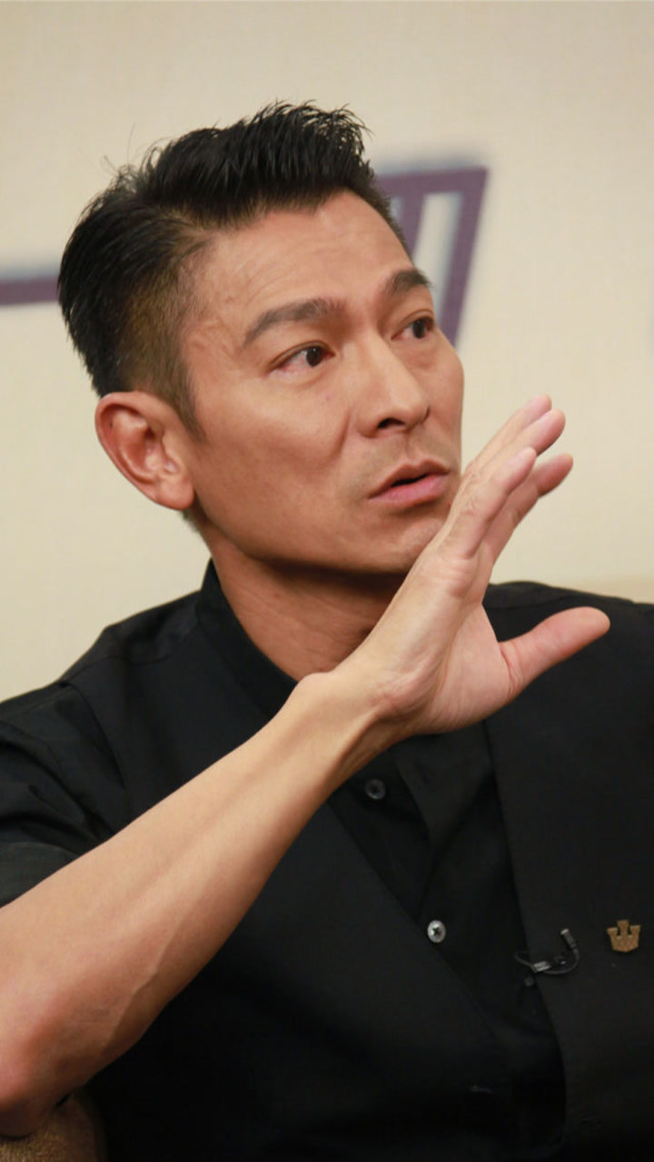 手足举动尽显天王本色,六十了依然帅不可挡,真的要红一辈子,刘德华太