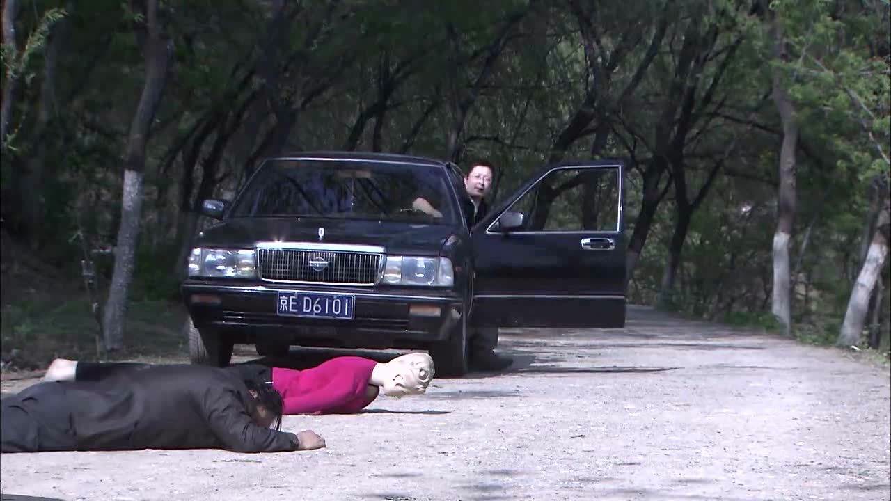 現場鐵證:小夥開車進山,看見一男一女死在路邊,趕緊報警!