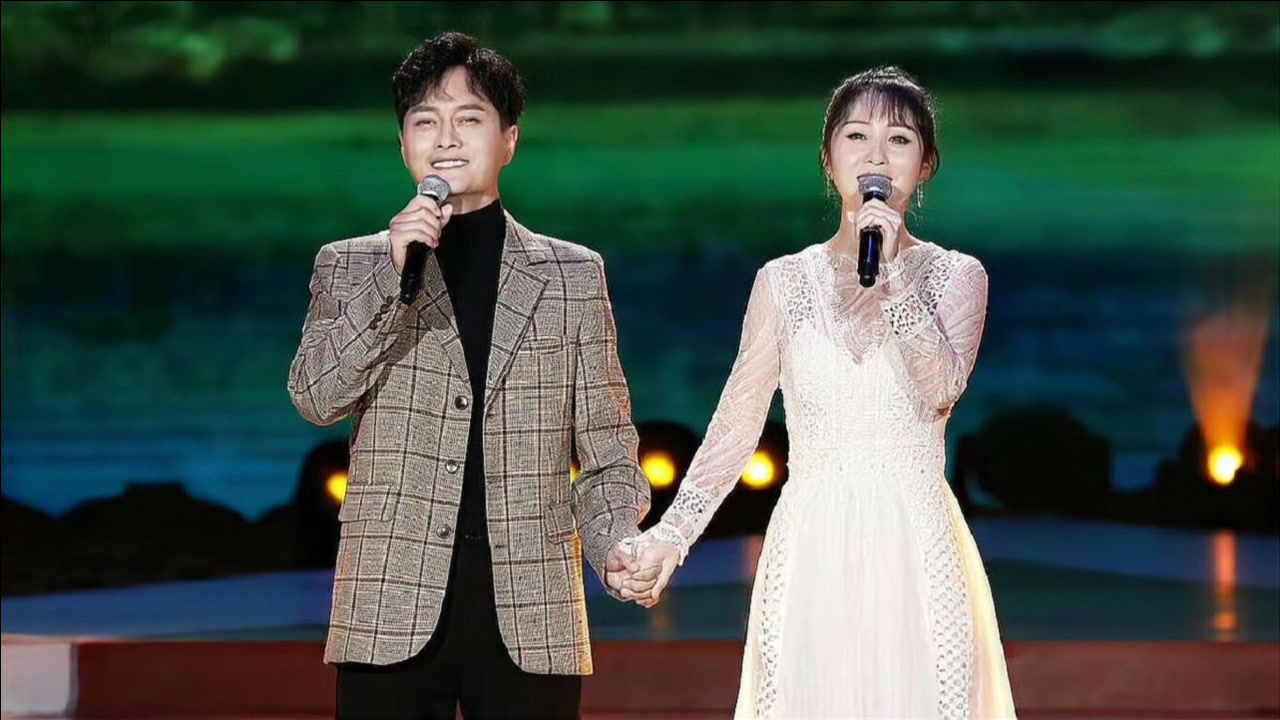 云飞离婚后再娶美娇妻!夫妻甜蜜对唱《云在飞》,真是天生一对