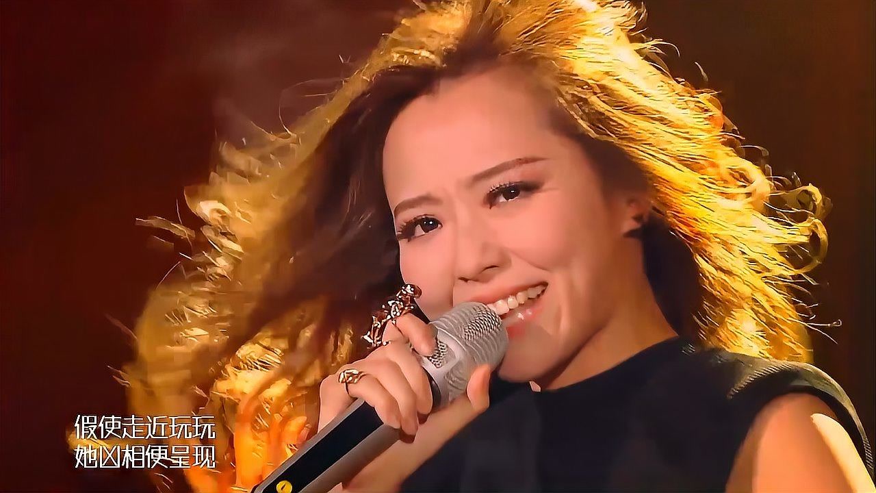 张靓颖《饿狼传说》,握着话筒杆疯狂甩头,火辣度max!